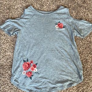 Abercrombie kids cold shoulder embroidered Tshirt